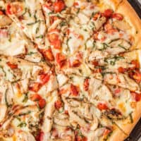 up close image of sliced chicken margherita pizza