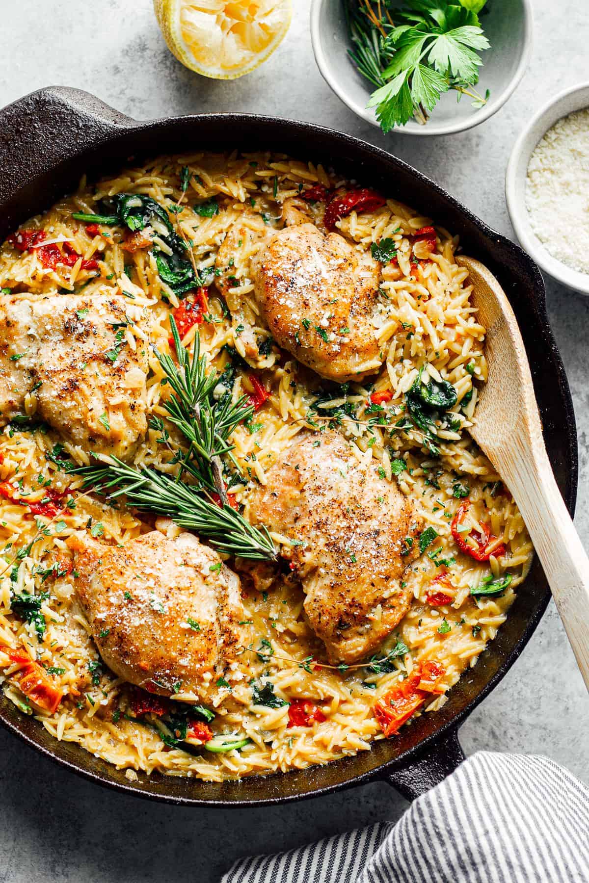 https://easychickenrecipes.com/wp-content/uploads/2020/11/tuscan-chicken-orzo-2-of-7.jpg
