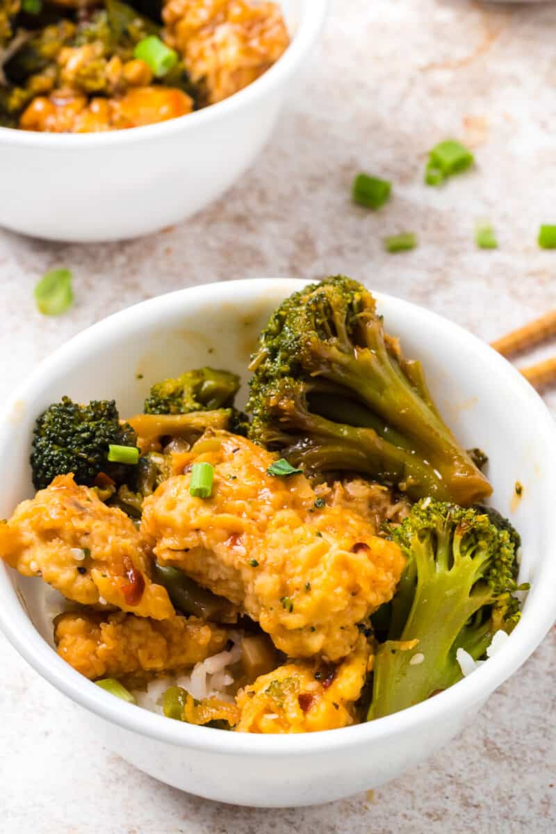 white bowl with beef and broccoli