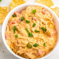 featured image of crockpot queso chicken