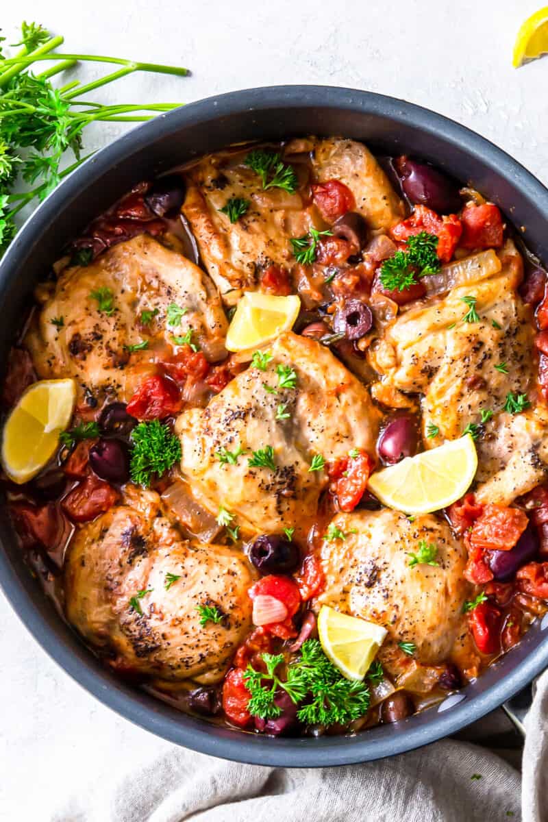 chicken provencal with lemon slices and parsley