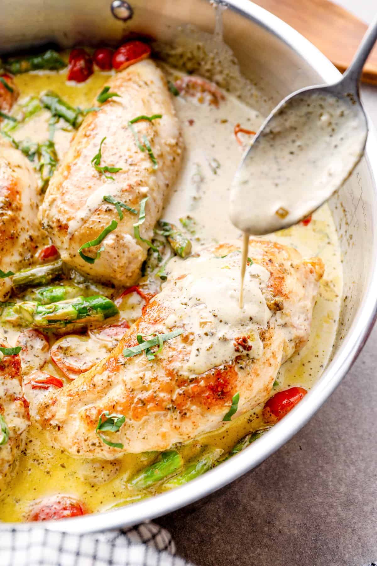 https://easychickenrecipes.com/wp-content/uploads/2022/01/Pesto-Chicken-Skillet-6.jpg