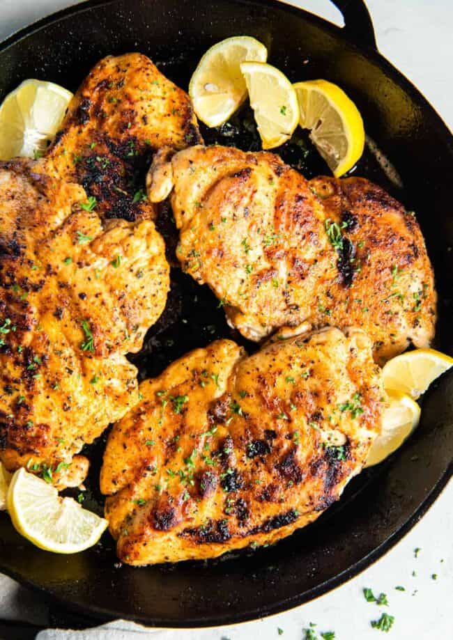pan fried chicken breasts with lemon wedges