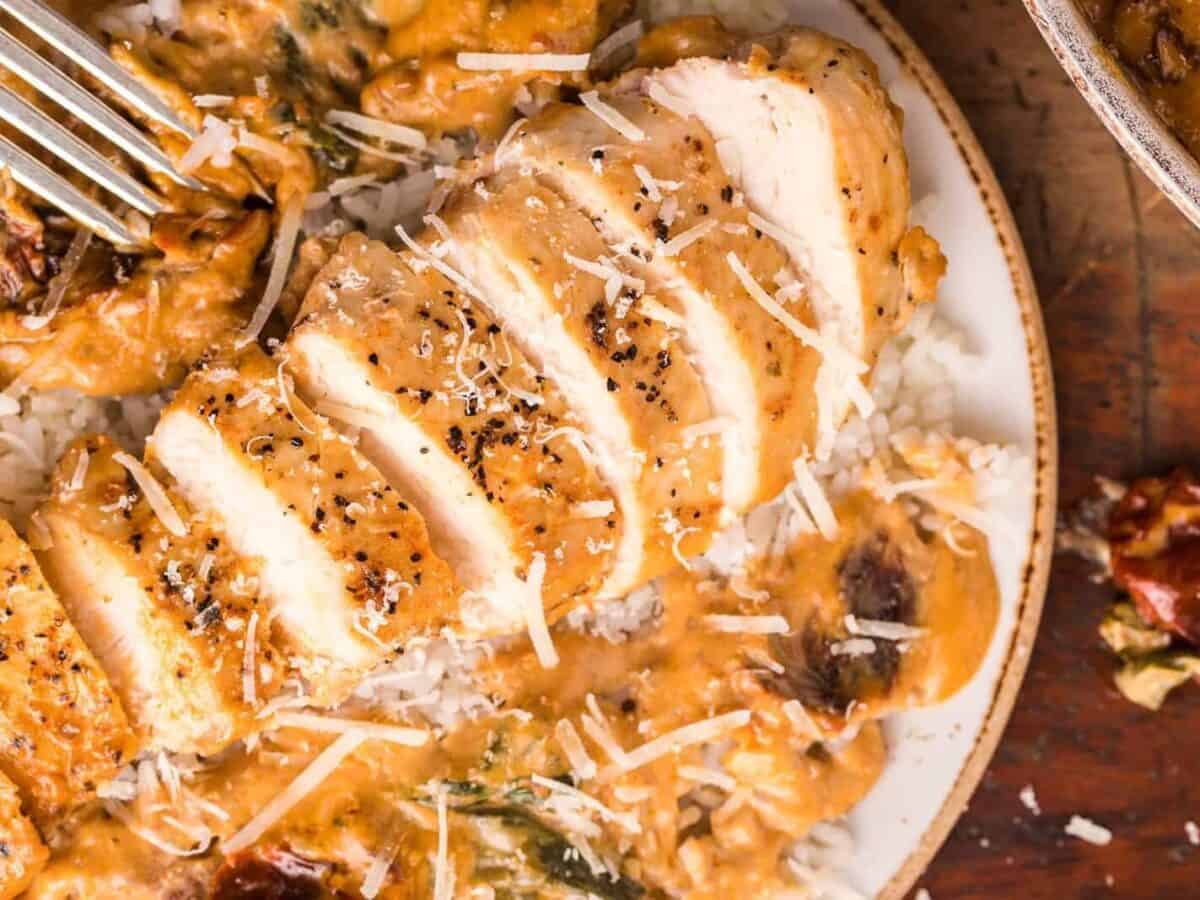 sliced chicken with creamy sauce