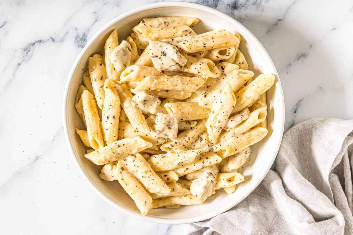 instant pot cheesy chicken pasta in bowl