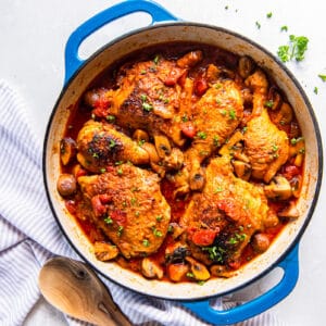 herb-topped chicken marengo in a blue pan.