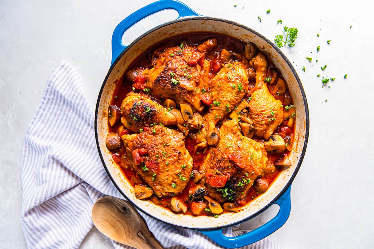 herb-topped chicken marengo in a blue pan.