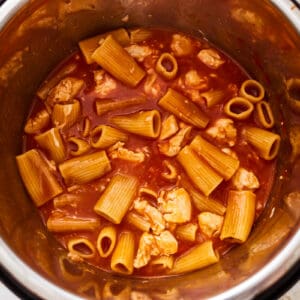 cooked rigatoni pasta and chicken in an instant pot.