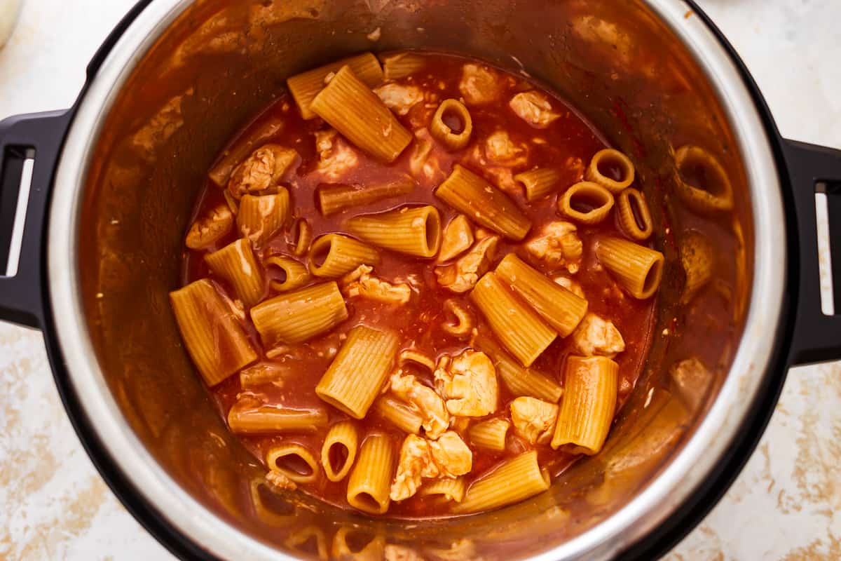 cooked rigatoni pasta and chicken in an instant pot.