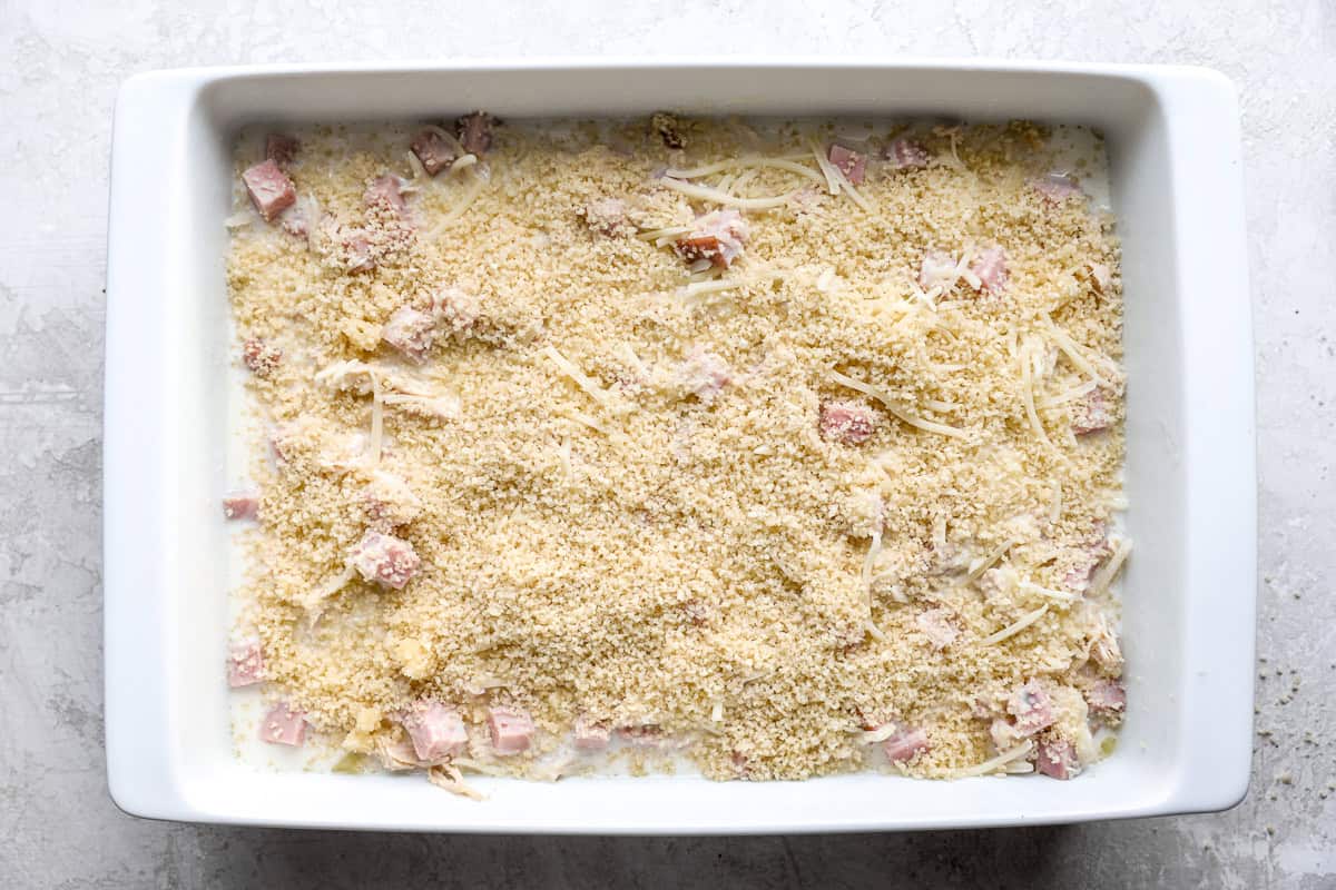 breadcrumb-topped chicken cordon bleu casserole in a casserole dish.