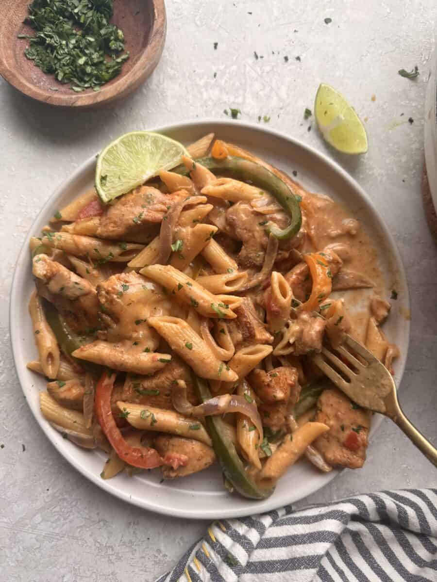 A plate of chicken fajita pasta.