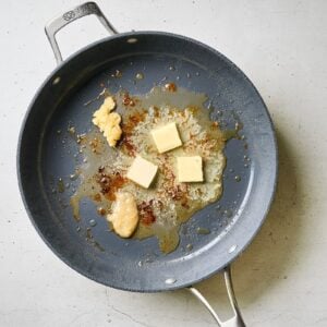 Butter, garlic and ginger in a skillet.