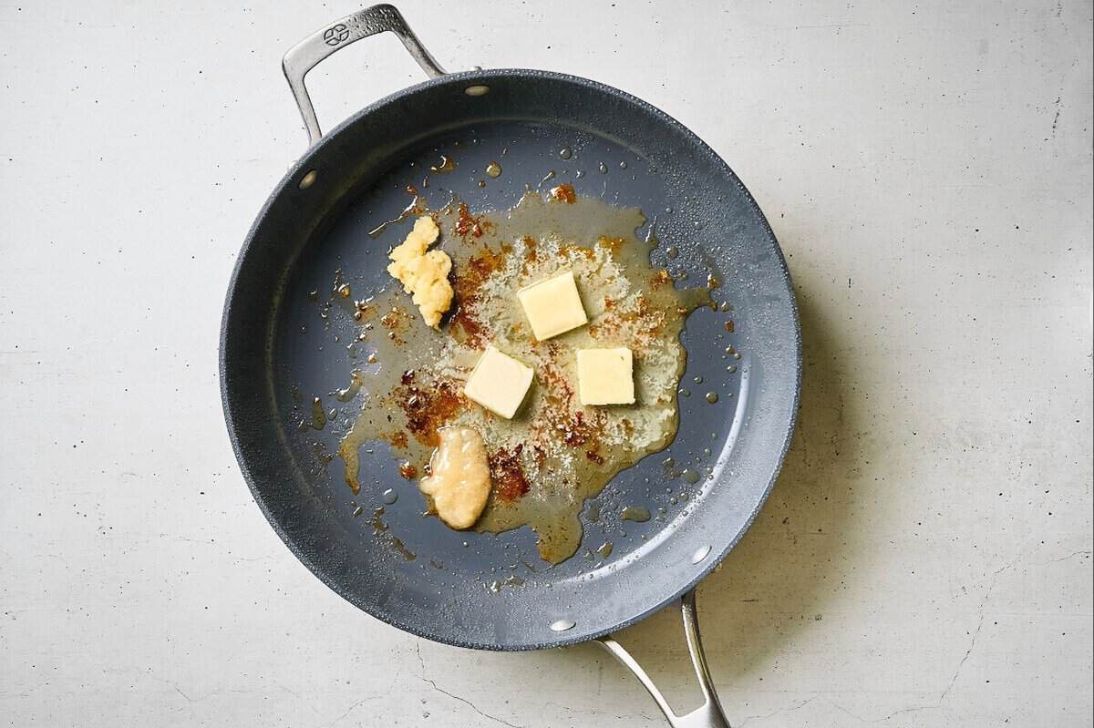 Butter, garlic and ginger in a skillet.