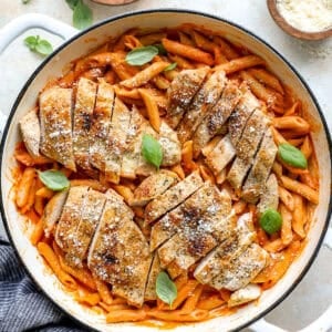 A pot of chicken pasta alla vodka.